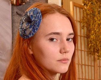 Haarschmuck Bibi Mini Hütchen in blau - schwarz mit Federn und Perlen zum Anstecken mit Haarklemme