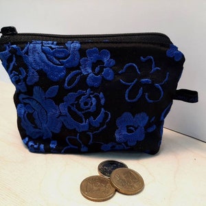 Cartera de seda bordada de color negro para monedas, billetes y documentos de identidad con compartimento interior - cartera, cartera, cartera