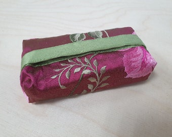 Handkerchief bag Tatütata made of pink embroidered Doupion silk