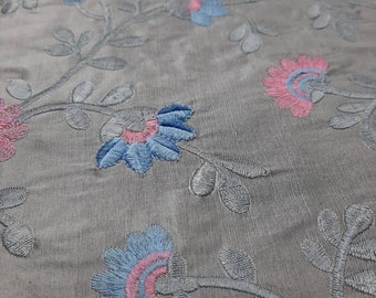 Grau bestickte Doupionseide - mit rosa und hellblauen Samt Blumen - Meterware - 135 cm Breite