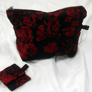 Miss Mini + Kosmetiktasche "Samt & Seide" schwarz mit roten Rosen Blumen Muster