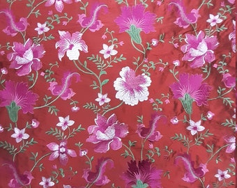 Bestickte Doupionseide- rot mit pinken Blumen - Meterware - 135 cm Breite