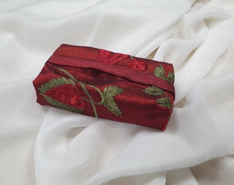 Rotes Taschentücher Tasche Tatütata aus bestickter Doupionseide