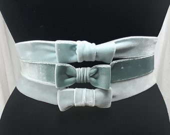 Stretch belt with bow made of velvet in light blue, light grey-green or light silver with hooks and eyelets