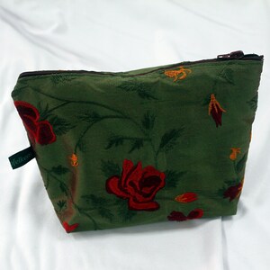 Kosmetiktasche "Samt & Seide" dunkelgrün mit roten Rosen Muster