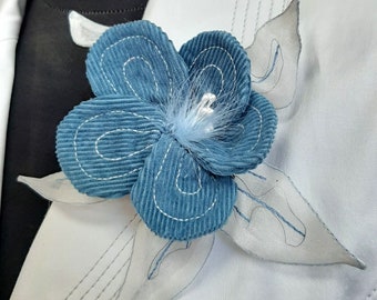 Haarschmuck Stoffblume in blau - weiß mit Federn zum Anstecken mit Haarklemme