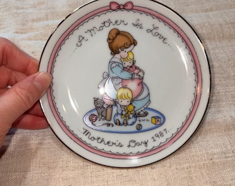 Plato decorativo Avon 1987 para el Día de la Madre, Joan Walsh Anglund, "Una madre es amor", 5 pulgadas