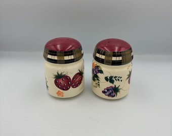 Oneida Ceramic Salt and Pepper Shakers Fruit Berry Plaid Country Farmhouse Set