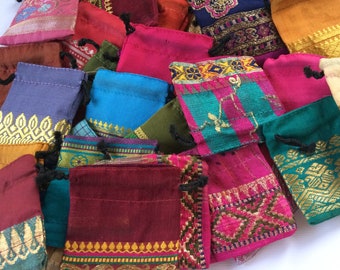 2, 5 oder 10 kleine indische Gunst Taschen, kleine Sari Stoff / Schmuck / Ring / Party gefallen / Taschen, ca. 2 x 2 Zoll, Markt Stall liefert