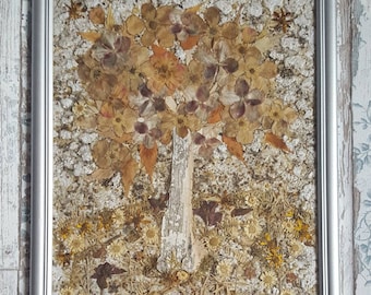 Bild "Blütenbaum" - Collage aus handgeschöpften Papieren mit gepressten Pflanzen, Moos und Rinden