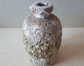 Edle Liebhaberstück-Vase - umhüllt mit Papier und Pflanzen