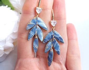 Boucles d'oreilles en marbre bleu métallisé et or | Boucles d'oreilles faites main en pâte polymère | Boucles d'oreilles pendantes tendance