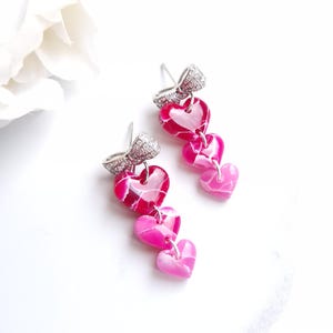 Orecchini in marmo rosa brillante sfumato, rosa pallido e argento / Orecchini in argilla polimerica fatti a mano / Orecchini pendenti a forma di cuore