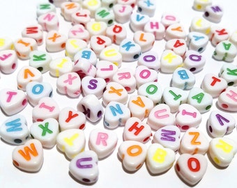 120 herzförmige Buchstaben-Perlen Bunt auf Weiß