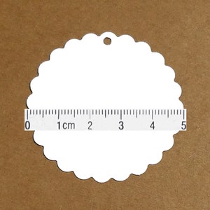30 Geschenkanhänger / Tags rund mit Wellenrand Kraftpapier weiß 5 cm Durchmesser blanko Bild 1