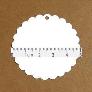 30 Geschenkanhänger / Tags | rund mit Wellenrand | Kraftpapier weiß |  5 cm Durchmesser | blanko