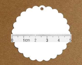 30 Geschenkanhänger / Tags | rund mit Wellenrand | Kraftpapier weiß |  5 cm Durchmesser | blanko