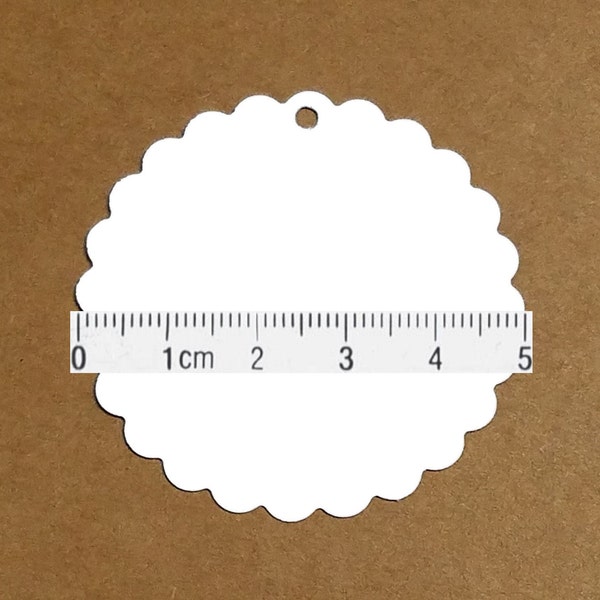 30 Geschenkanhänger / Tags | rund mit Wellenrand | Kraftpapier weiß |  5 cm Durchmesser | blanko