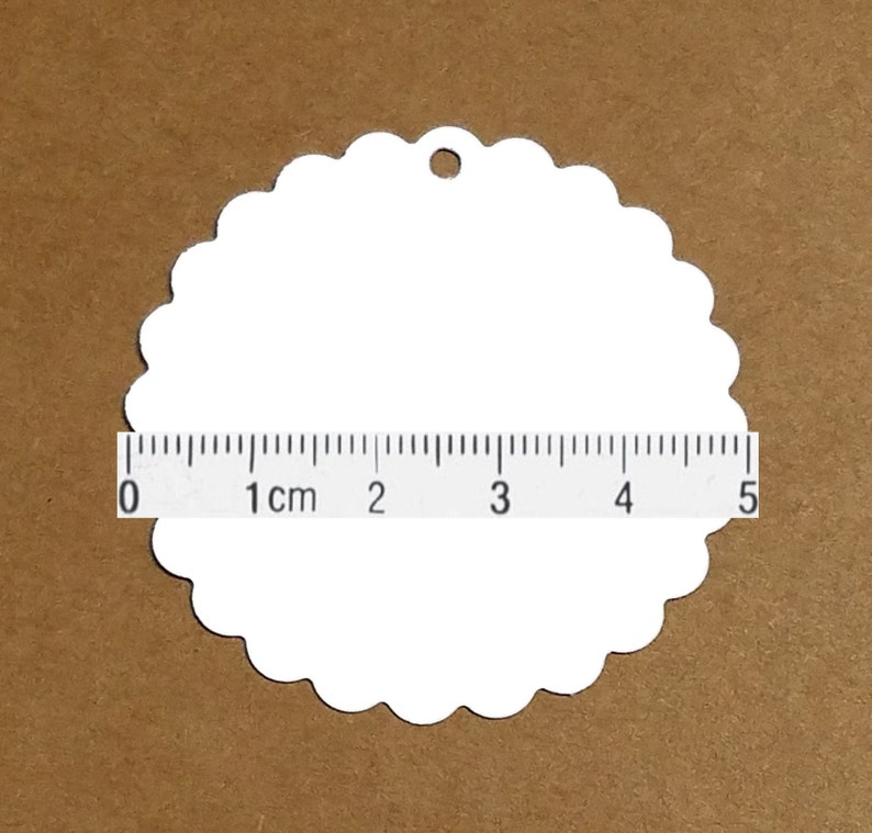 30 Geschenkanhänger / Tags rund mit Wellenrand Kraftpapier weiß 5 cm Durchmesser blanko Bild 1