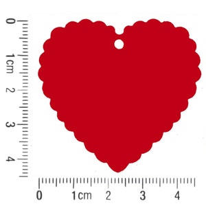 30 rote Geschenkanhänger HERZ mit Wellenrand 4,5 cm für Valentinstag Muttertag Bild 2