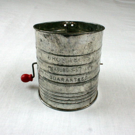 Rustic Vintage Green BEE Bromwells Tin Flour Sifter with Wooden Knob 5 Cups,