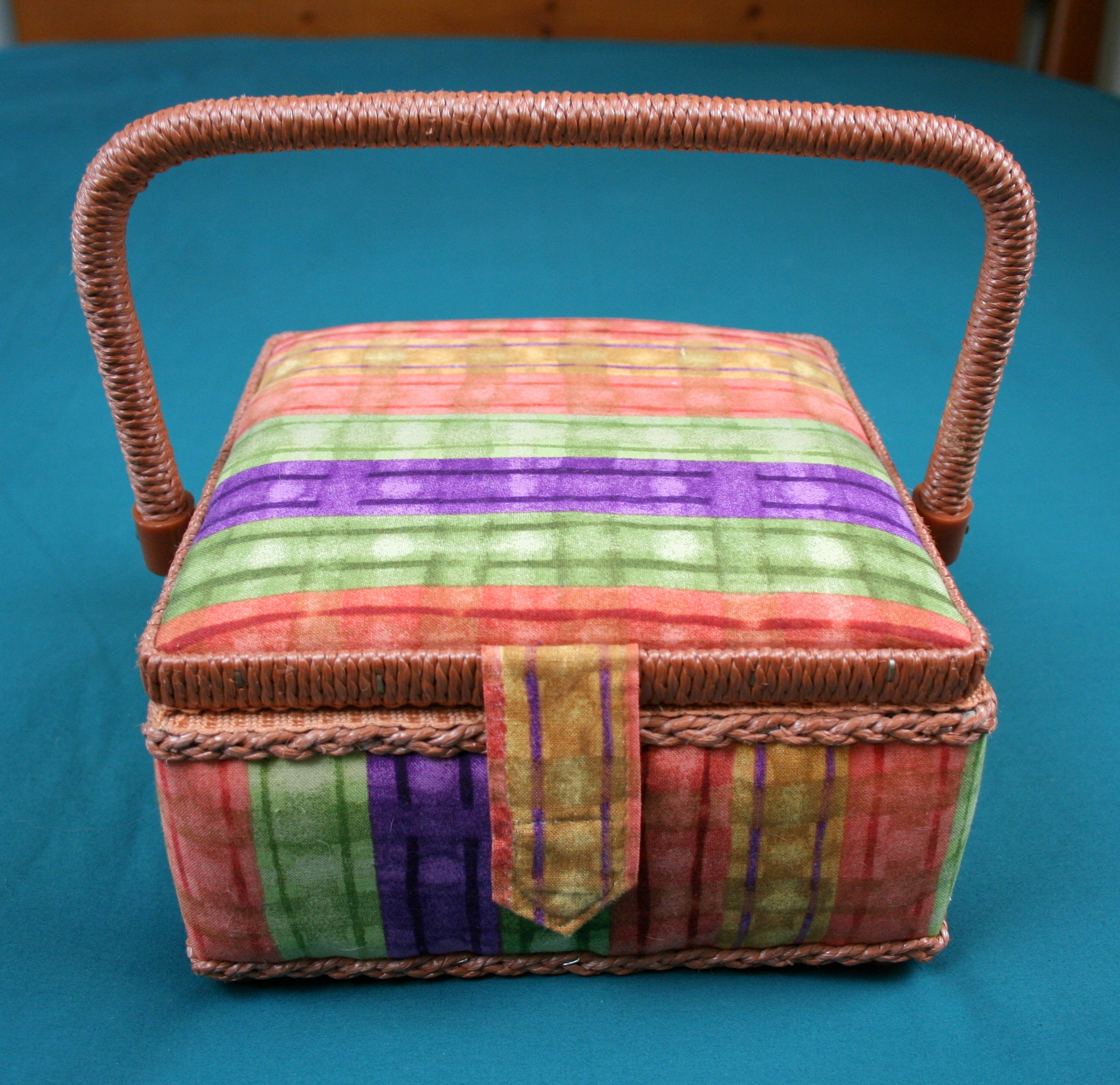 Gorgeous Abstract Singer Vintage Wicker Sewing Basket, Plastic Interior  Tray, Crafts Box, Colorful Vintage Sewing Basket, Sewing Baskets 