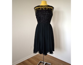 Czarna wieczorowa sukienka w stylu vintage z lat 50., marszczona i zdobiona koralikami