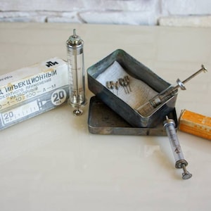 seringues médicales vintage, seringue en verre, outils médicaux, stérilisateur médical, seringue ancienne, seringue avec aiguille,