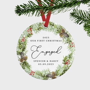 Idea de regalo de Navidad para prometidos, regalo de Navidad, primer compromiso navideño, adorno de compromiso personalizado, regalo de compromiso, bola de Navidad,