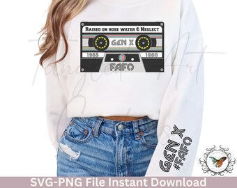 Puede incluir: Sudadera blanca con un diseño de cinta de cassette retro. La cinta tiene el texto "RAISED ON HOSE WATER & NEGLECT", "GEN X", los años 1965 y 1980 y la palabra "FAFO". La manga tiene el texto "GEN X #FAFO".