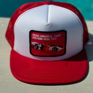 Naszywka z logo Vintage Road America Cart Racing na biało-czerwonej siateczkowej czapce typu trucker