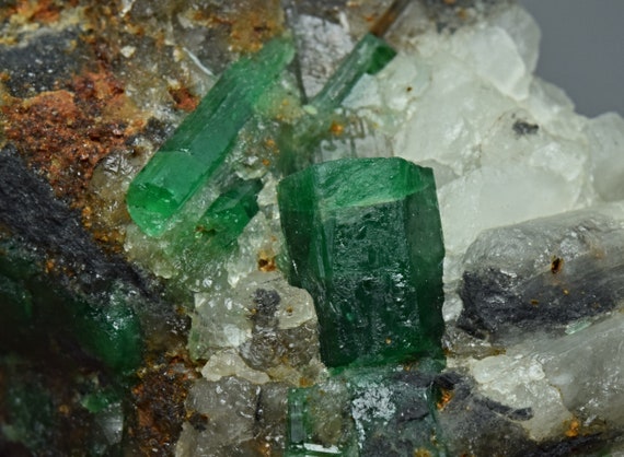 Top Quality Deep Green Color Natural Emerald Crystal on