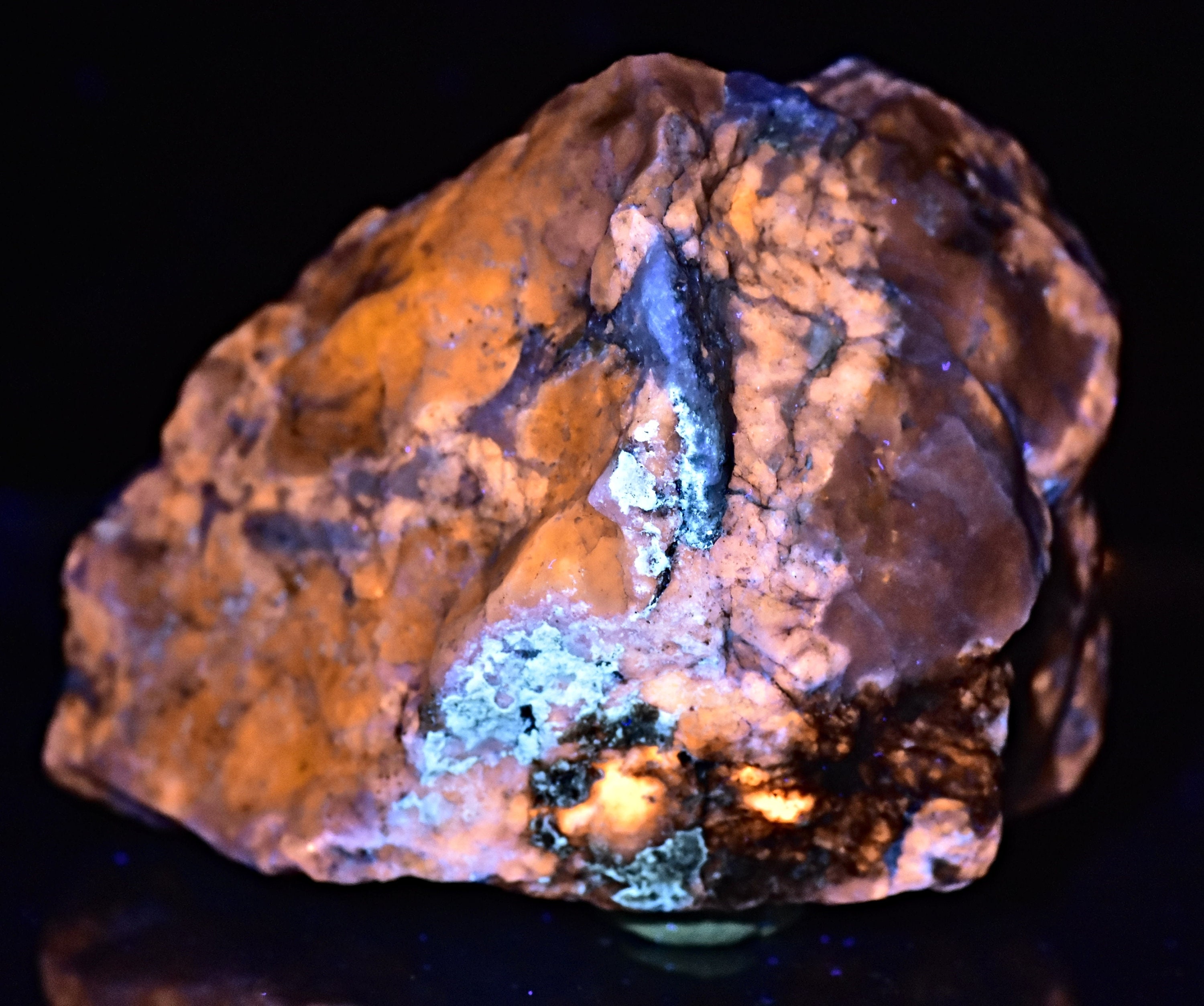 アフガニスタン バダフシャン産 蛍光天然ブルー ハックマナイト原石