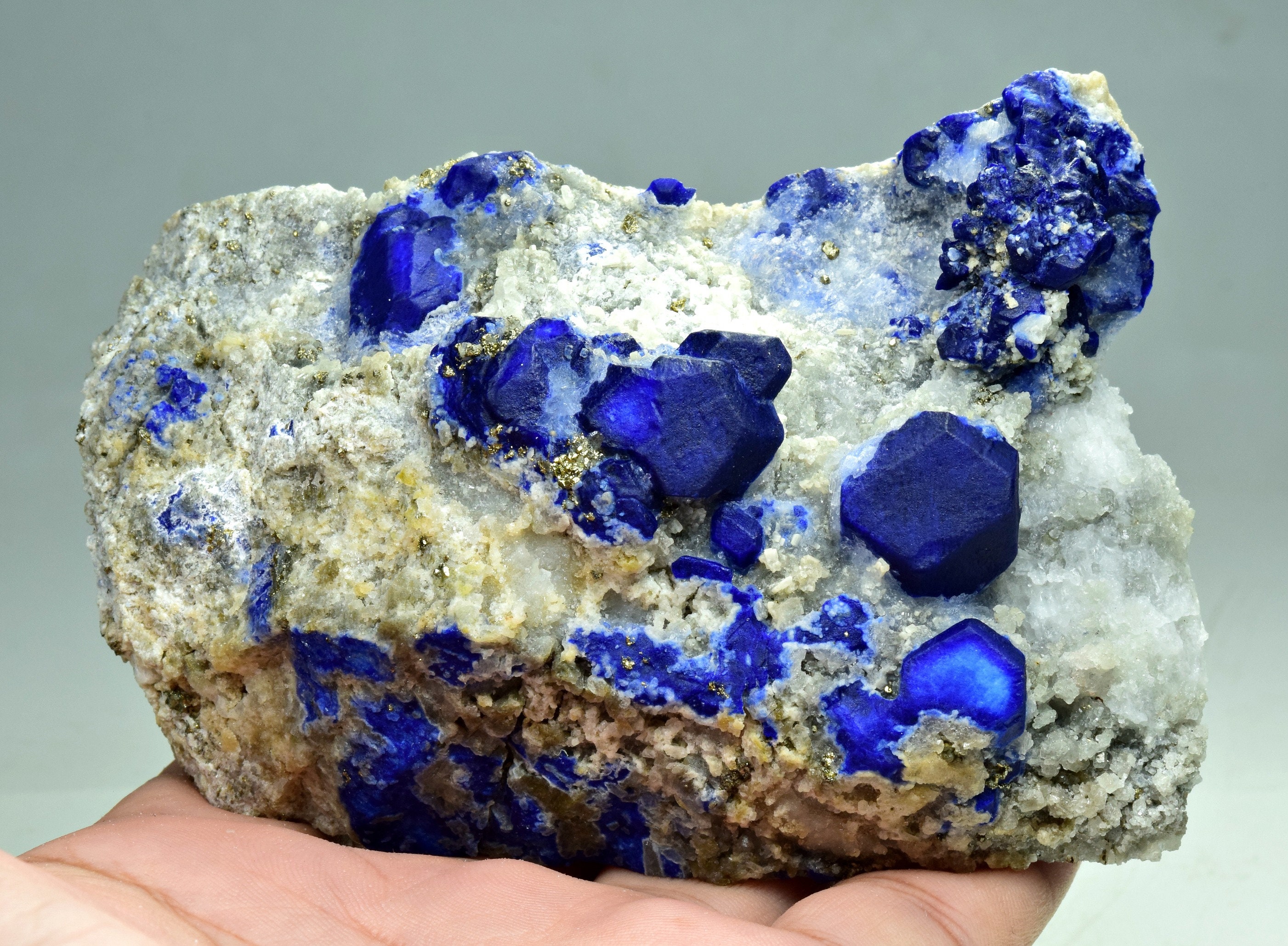 最高品質のラズライトクリスタル、フォルステライトクラスター付き