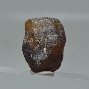 17 karaat zeldzaam ruw basnaesite bastnasite kristal uit Zagi Mountain Pakistan