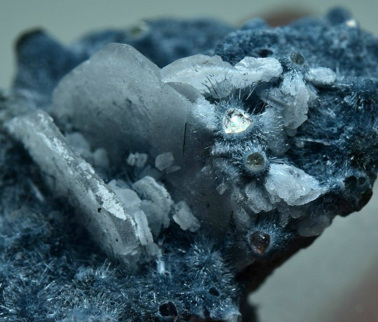 29カラットの珍しいヴロビエバイトベリルロステライトクリスタル（母岩