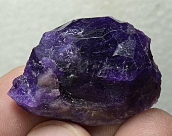 Cristal de hackmanita con cambio de color nítido con terminación fosforescente fluorescente de 58 quilates