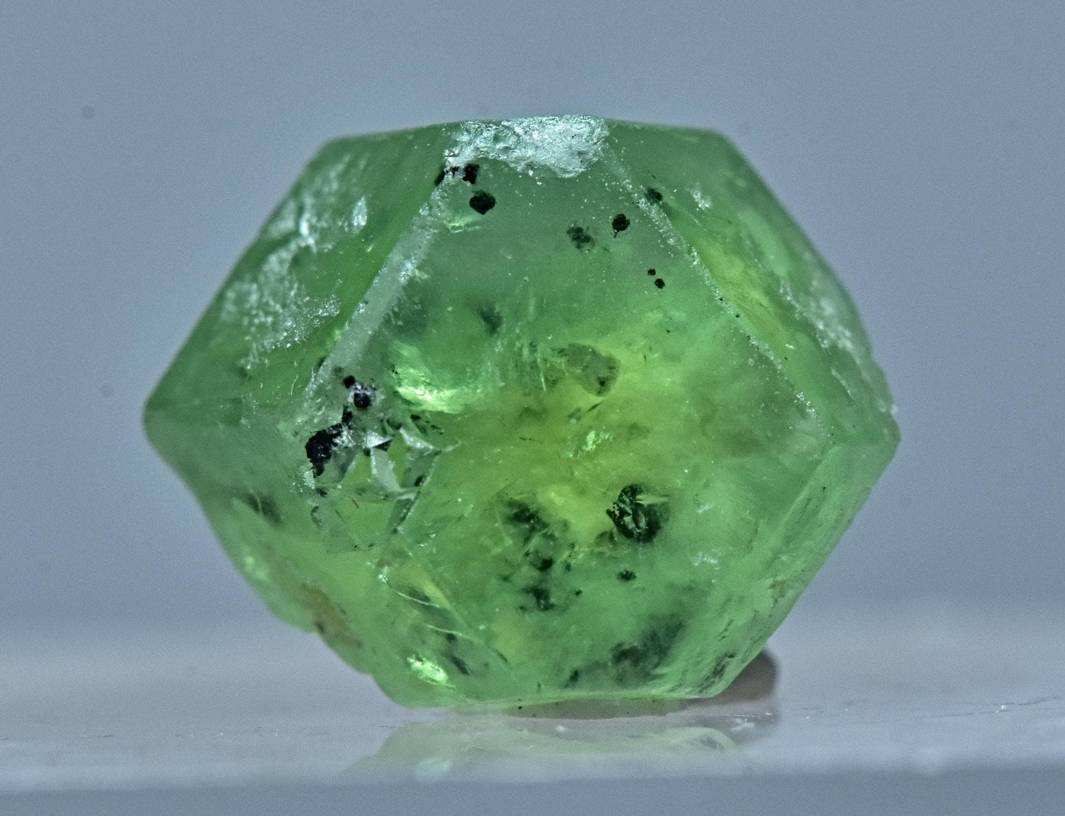 最高品質の希少なデマントイドガーネットクリスタル 2.50 カラット