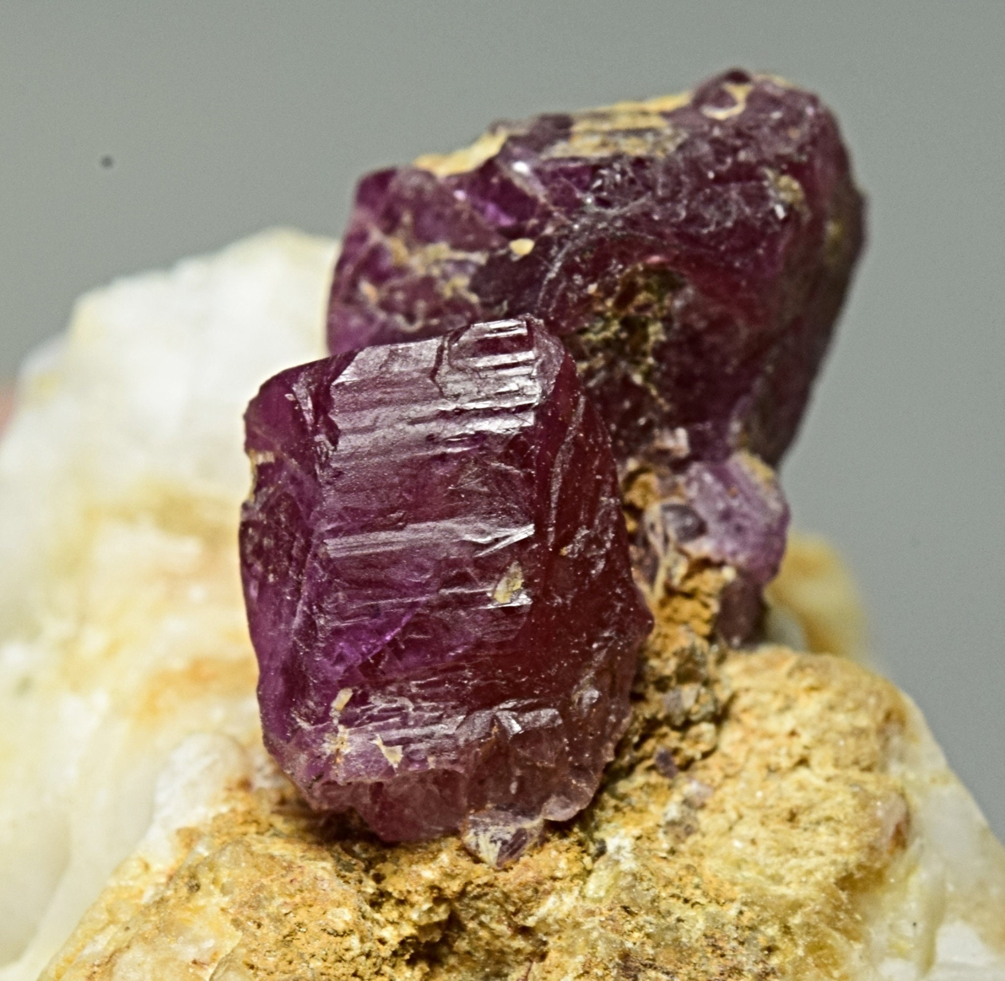 アフガニスタン ジェグダレク産天然レッドルビー結晶標本 42 カラット