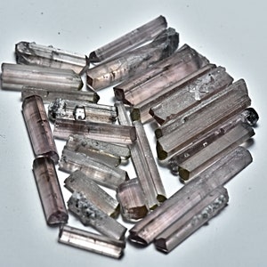 Lot de 21 carats de cristaux de tourmaline rose transparent à terminaison naturelle