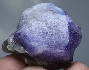 Cristal de Hackmanita fluorescente que cambia de color, 82 quilates