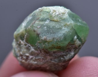 天然の希少な小さなデマントイドガーネット結晶ロット 20 カラット