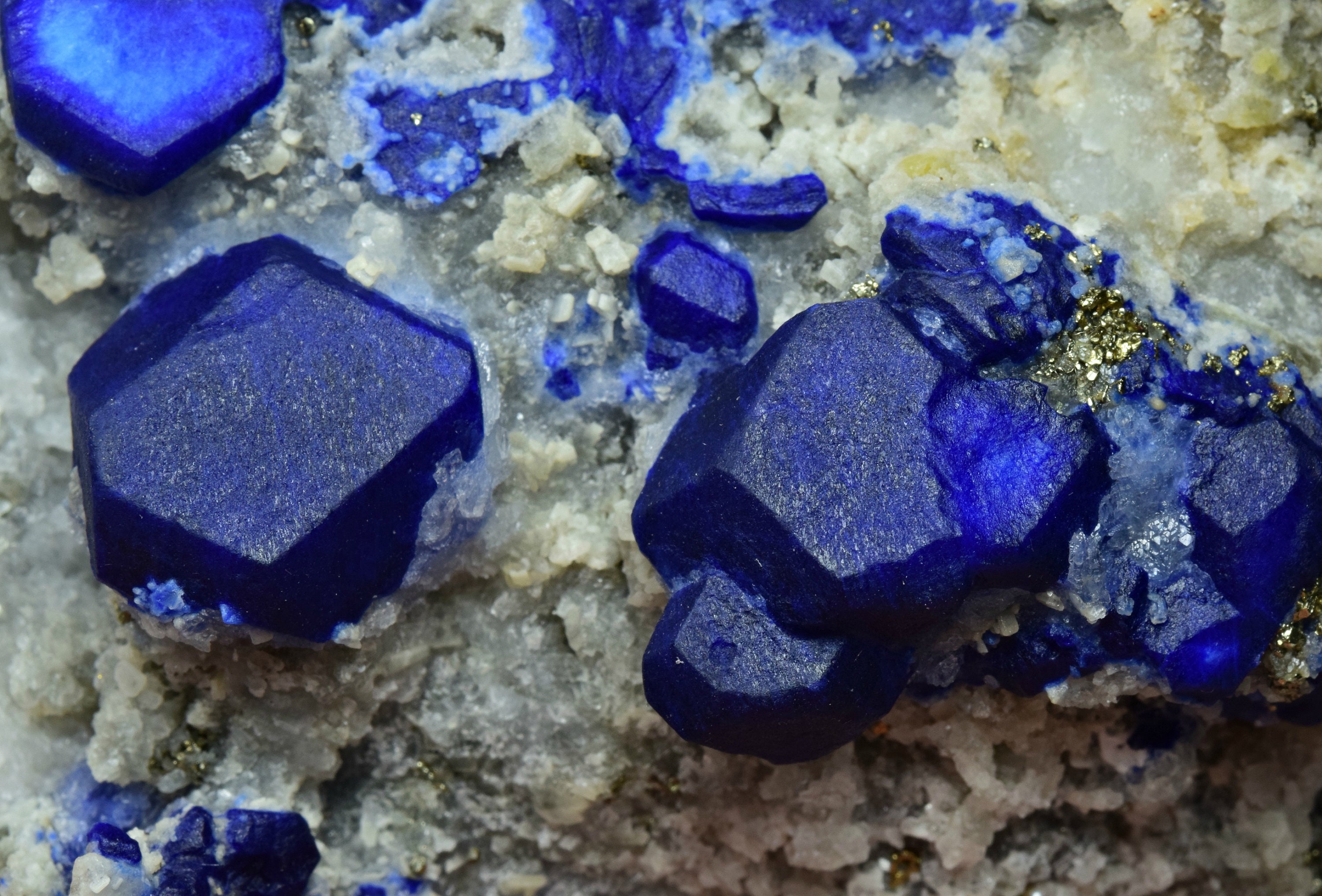 最高品質のラズライトクリスタル、フォルステライトクラスター付き