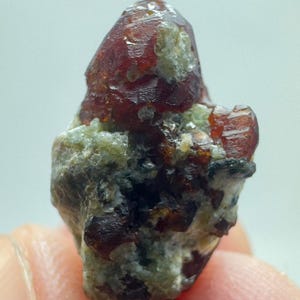 方解石とアクチノライトをマトリックスに含んだ天然シャープスフェーン
