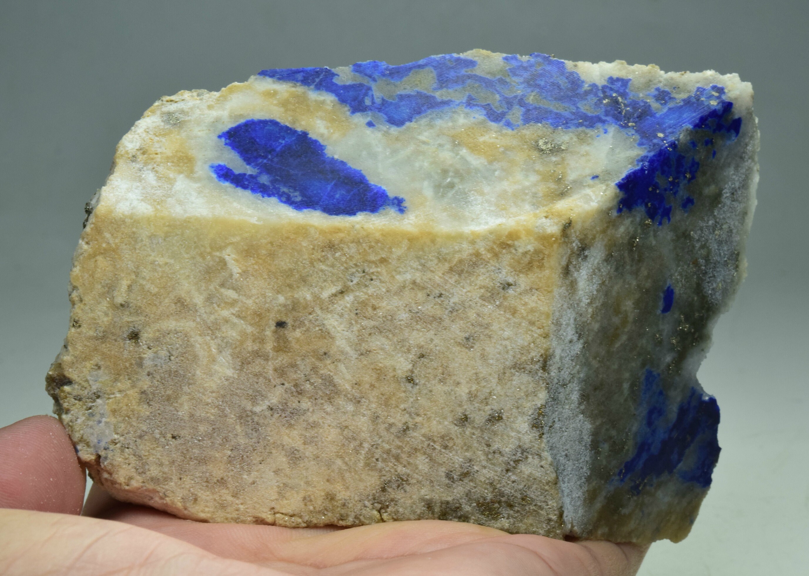 最高品質のラズライトクリスタル、フォルステライトクラスター付き