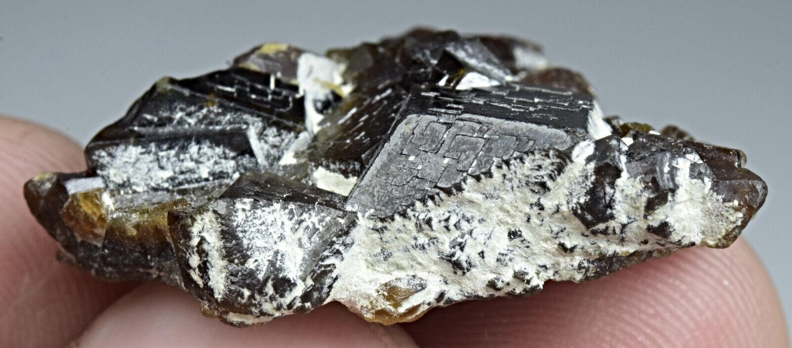 パキスタンのスクルドゥ産最高品質のアンドラダイトガーネット