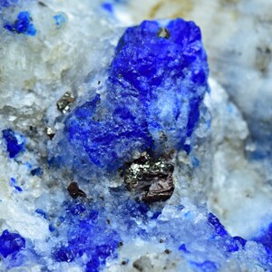 Zeldzame Hauyne Hauyn Specimen met Gonnardite & Pyrite calcite Op Matrix 740 Gram