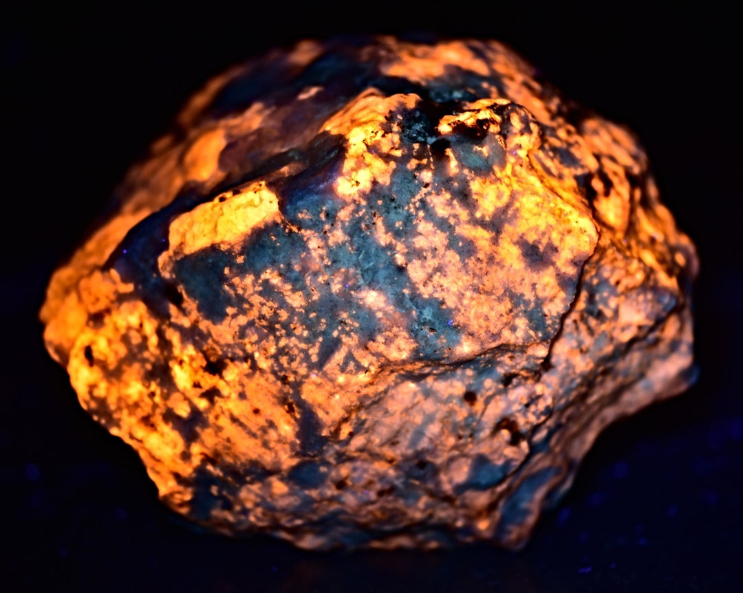 589 Color Ration 589 Gram Fluorescent Color Change Hackmanite Specimen - Etsy