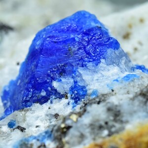 361 Gram Zeldzame Fluorescerende Hauyne Huayn W/ Gonnardite Calcite & Pyrite Op Matrix