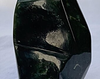Piramide in Giada Nefrite(base:2,4x2,4cm circa). Soprammobile